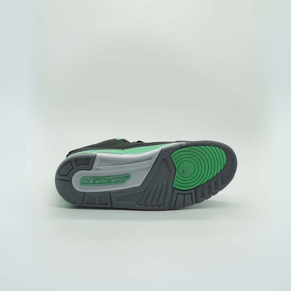 Air Jordan 3 "Pine Green" - Image 4